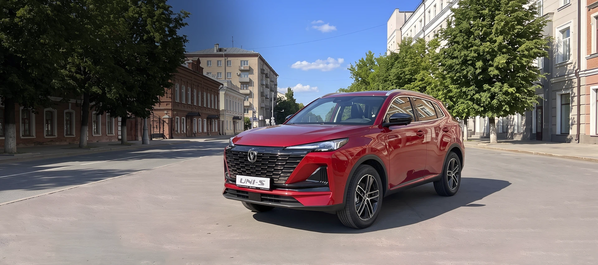 Красный Changan UNI-S на городской улице